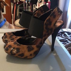 Vera Wang Leopard pumps Size 8